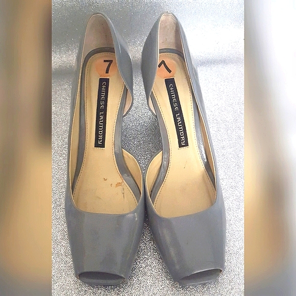 🔖FREE W PURCHASE🔥Vtg Chinese Laundry Sandal| Gray Patent|Open toe|Wedge Heel - Picture 2 of 4